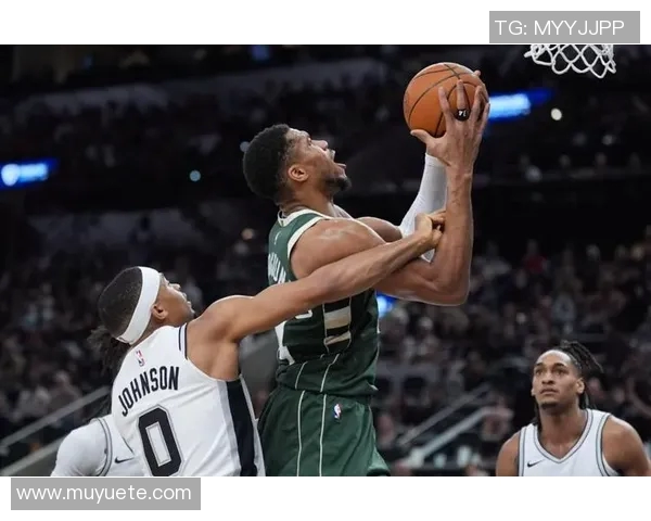 字母哥与麦基的对决谁能在赛场上笑到最后精彩对抗引发球迷热议 字母哥与麦基的对决谁能在赛场上笑到最后精彩对抗引发球迷热议